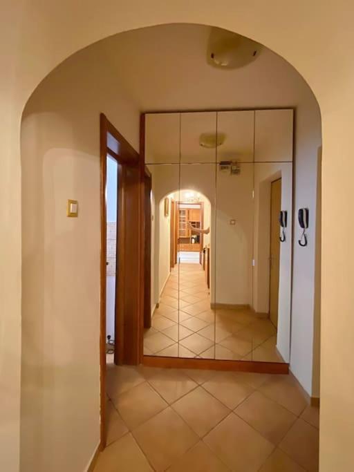 Lovely & Quiet 1-Bedroom Condo With Free Parking Bukarest Exterior foto