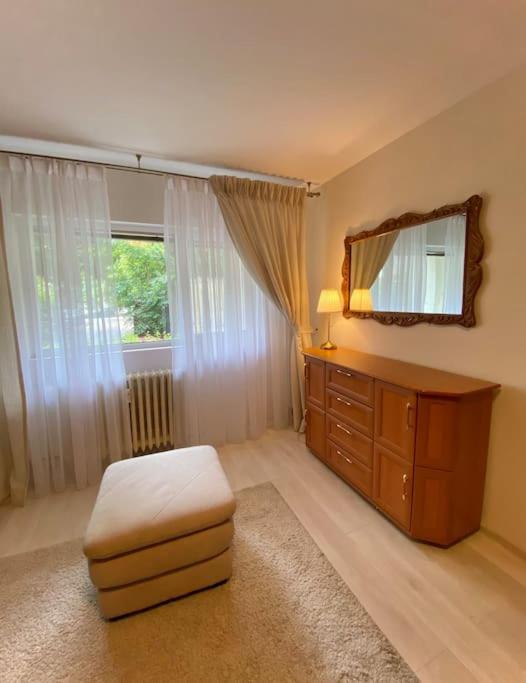 Lovely & Quiet 1-Bedroom Condo With Free Parking Bukarest Exterior foto