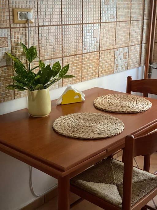 Lovely & Quiet 1-Bedroom Condo With Free Parking Bukarest Exterior foto