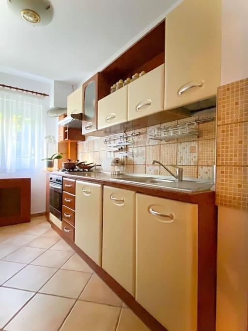 Lovely & Quiet 1-Bedroom Condo With Free Parking Bukarest Exterior foto